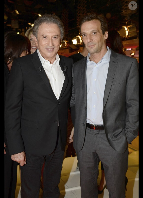 Michel Drucker et Mathieu Kassovitz sur le plateau de Vivement dimanche, le mercredi 5 novembre 2014, pour le tournage de l'émission diffusée le dimanche 9 novembre 2014.