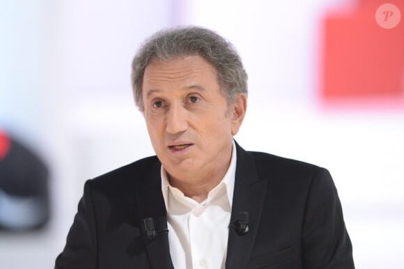 Michel Drucker sur le plateau de Vivement dimanche, le mercredi 5 novembre 2014, pour le tournage de l'émission diffusée le dimanche 9 novembre 2014.