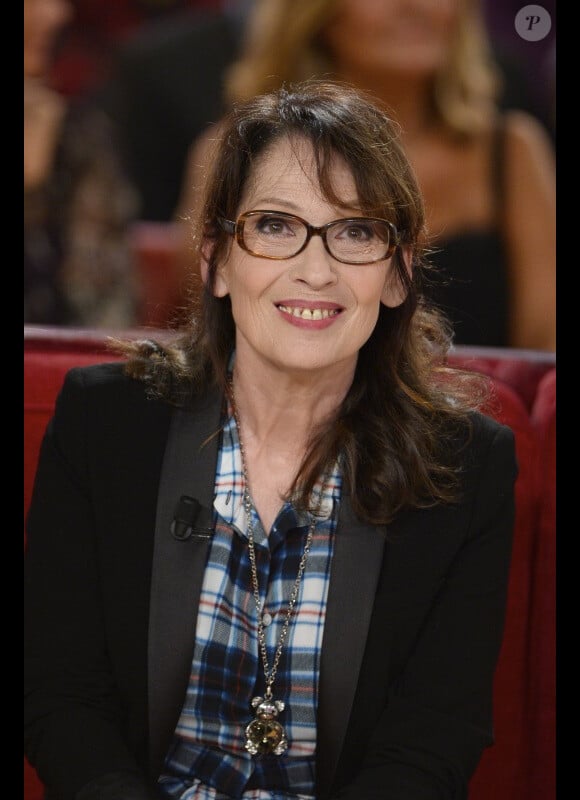 Chantal Lauby sur le plateau de Vivement dimanche, le mercredi 5 novembre 2014, pour le tournage de l'émission diffusée le dimanche 9 novembre 2014.