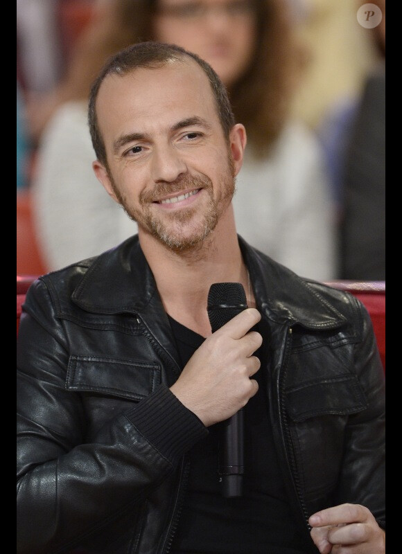Calogero sur le plateau de Vivement dimanche, le mercredi 5 novembre 2014, pour le tournage de l'émission diffusée le dimanche 9 novembre 2014.