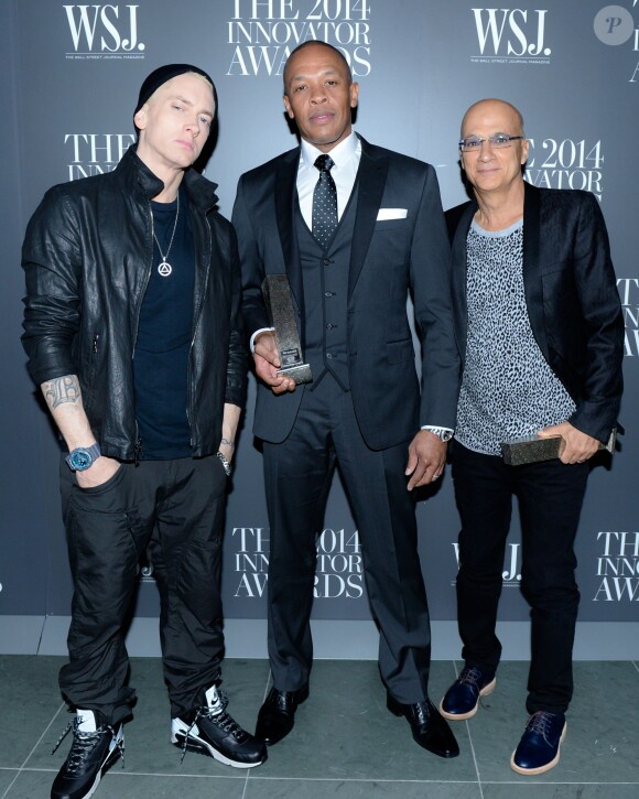 Eminem, Dr. Dre et Jimmy Iovine lors des WSJ Innovator Awards au musée d'art moderne, à New York. Le 5 novembre 2014.