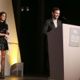  Jennifer Connelly remet &agrave; Nicolas Ghesqui&egrave;re le prix d'innovateur mode lors des WSJ Innovator Awards au mus&eacute;e d'art moderne. New York, le 5 novembre 2014. 
