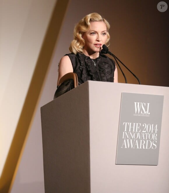 Madonna remet au danseur Lil Buck le prix d'innovateur en performance artistique lors des WSJ Innovator Awards. New York, le 5 novembre 2014.