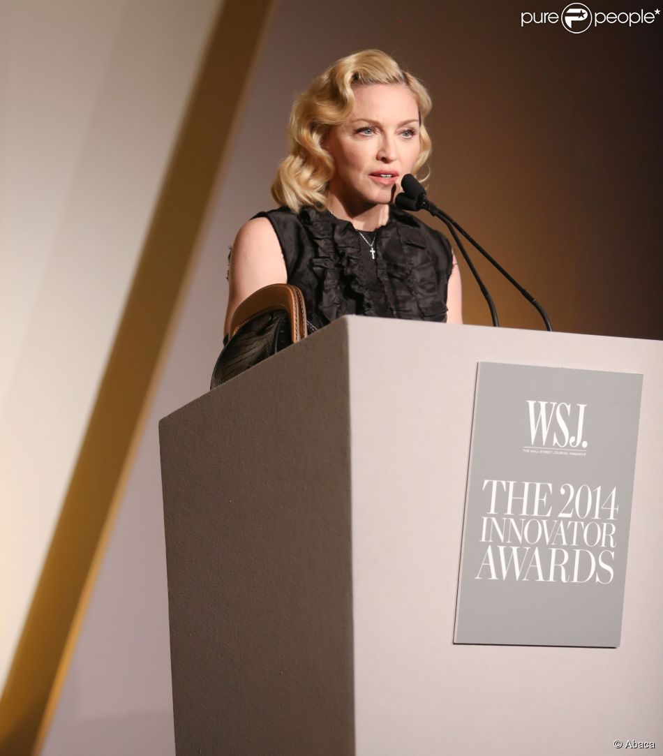 Madonna remet au danseur Lil Buck le prix d&#039;innovateur en performance artistique lors des WSJ Innovator Awards. New York, le 5 novembre 2014.