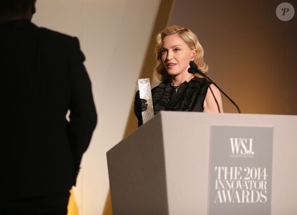 Madonna remet au danseur Lil Buck le prix d'innovateur en performance artistique lors des WSJ Innovator Awards. New York, le 5 novembre 2014.