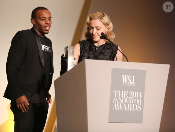 Madonna remet au danseur Lil Buck le prix d'innovateur en performance artistique lors des WSJ Innovator Awards. New York, le 5 novembre 2014.