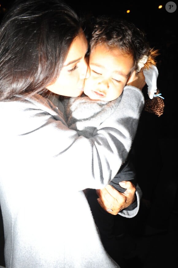 Kim Kardashian et sa fille North, flashées par les photographes à leur arrivée à leur appartement, dans le quartier de SoHo. New York, le 7 novembre 2014.