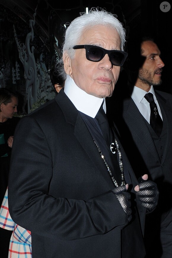 Karl Lagerfeld quitte le MoMA à l'issue du dîner Louis Vuitton celebrating Monogram. New York, le 7 novembre 2014.