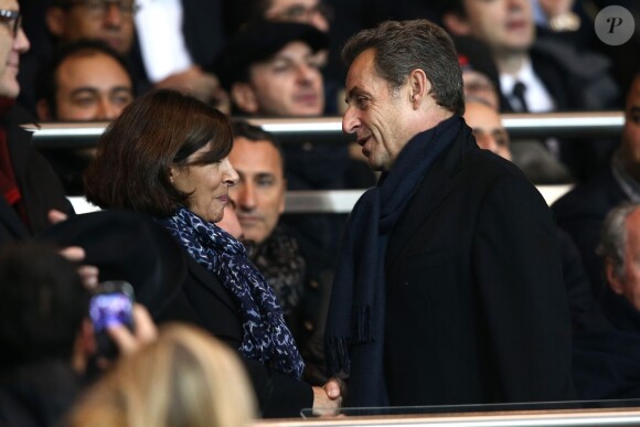 Anne Hidalgo et Nicolas Sarkozy au match entre le PSG et Marseille au parc des Princes à Paris le 9 novembre 2014.