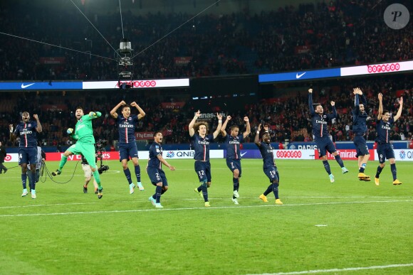 Les joueurs du PSG fêtent leur victoire contre Marseille au Parc des Princes à Paris le 9 novembre 2014.