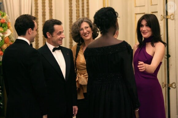 Rama Yade et son époux Joseph Zimet accueillis par Nicolas Sarkozy et Carla Bruni-Sarkozy à l'Elysée, à l'occasion d'un dîner en l'honneur de Shimon Peres, à Paris le 20 mars 2008. 