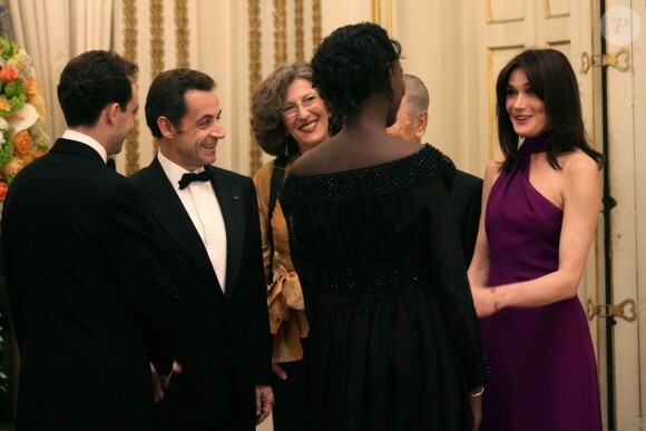 Rama Yade et Joseph Zimet accueillis par Nicolas Sarkozy et Carla Bruni-Sarkozy à l'Elysée, à l'occasion d'un dîner en l'honneur de Shimon Peres, à Paris le 20 mars 2008.