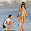 Alessandra Ambrosio, son fiancé Jamie Mazur et leur fils Noah passent un après-midi à la plage. Malibu, le 8 novembre 2014.