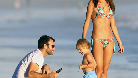 Alessandra Ambrosio : Maman sexy en bikini, elle s'éclate à la plage