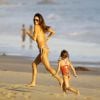 Alessandra Ambrosio et sa fille Anja profitent d'une belle journée ensoleillée sur une plage de Malibu, le 8 novembre 2014.
