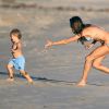 Alessandra Ambrosio, en bikini sur une plage de Malibu, profite d'un après-midi ensoleillé avec son fils Noah. Le 8 novembre 2014.