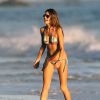 Alessandra Ambrosio, en bikini sur une plage de Malibu, profite d'un après-midi ensoleillé en famille. Le 8 novembre 2014.