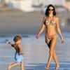 Alessandra Ambrosio, en bikini sur une plage de Malibu, profite d'un après-midi ensoleillé avec son fils Noah. Le 8 novembre 2014.