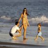 Alessandra Ambrosio, son fiancé Jamie Mazur et leur fils Noah passent un après-midi à la plage. Malibu, le 8 novembre 2014.