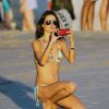 Alessandra Ambrosio, en bikini sur une plage de Malibu, profite d'un après-midi ensoleillé en famille. Le 8 novembre 2014.