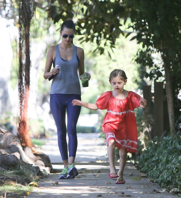 Alessandra Ambrosio et sa fille Anja à Los Angeles, le 8 novembre 2014.