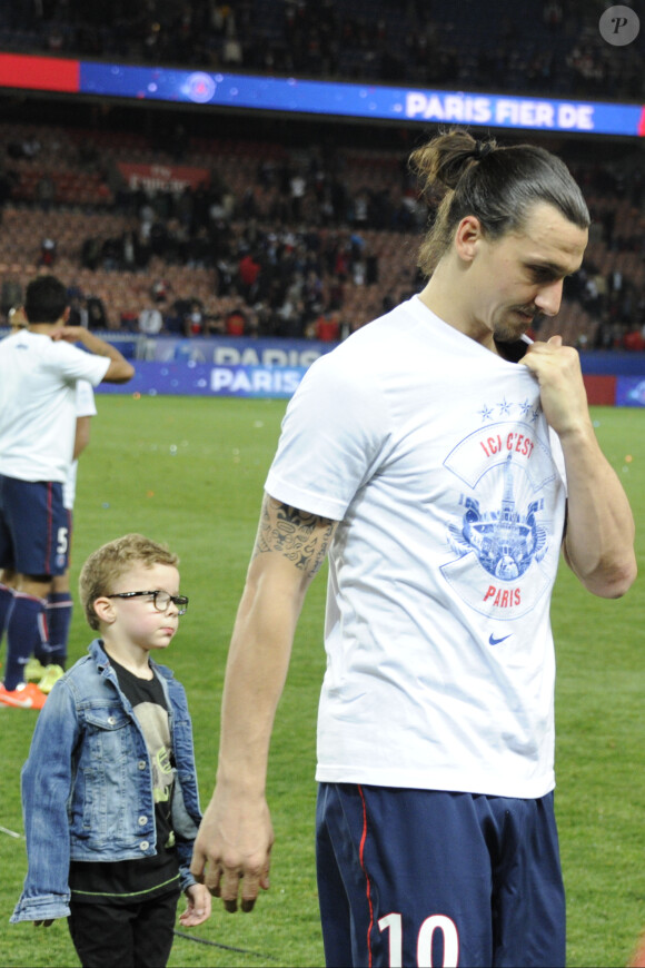 Zlatan Ibrahimovic et son fils Vincent lors du match entre le Paris Saint-Germain et Rennes au Parc des Princes à Paris le 7 mai 2014