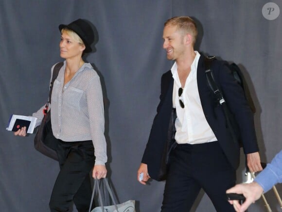 Exclusif - Robin Wright et son petit ami Ben Foster au départ de l'aéroport de Toronto, après avoir assisté au festival international du film. Le 11 septembre 2013.