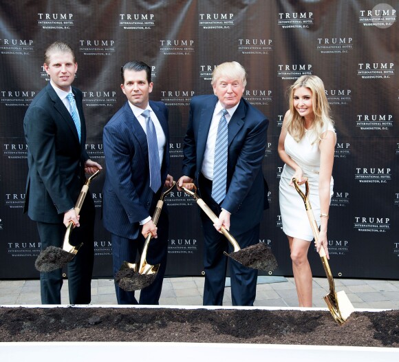 Eric Trump, Donald Trump Jr., Donald Trump et Ivanka Trump posent la première pierre du Trump International Hotel à Washington, le 24 juillet 2014.