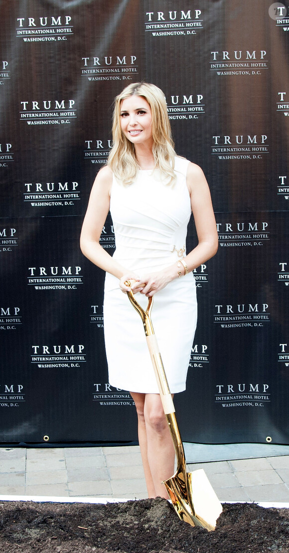 Ivanka Trump pose la première pierre du Trump International Hotel à Washington, le 24 juillet 2014.