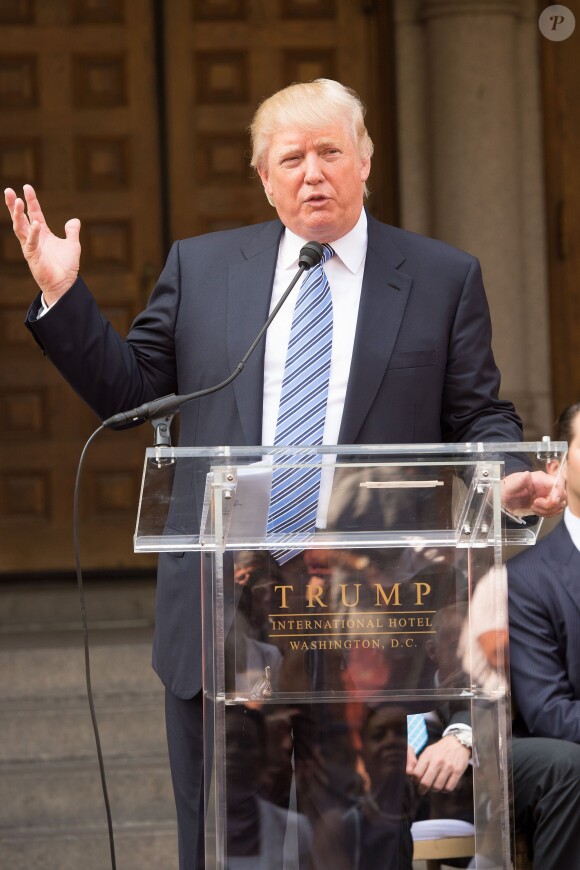 Donald Trump psoe la première pierre du Trump International Hotel à Washington, le 24 juillet 2014.