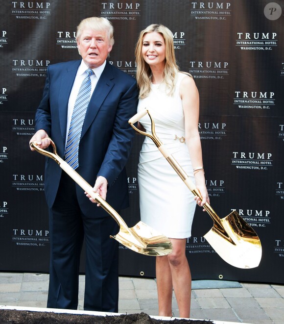 Donald Trump et Ivanka Trump posent la première pierre du Trump International Hotel à Washington, le 24 juillet 2014.