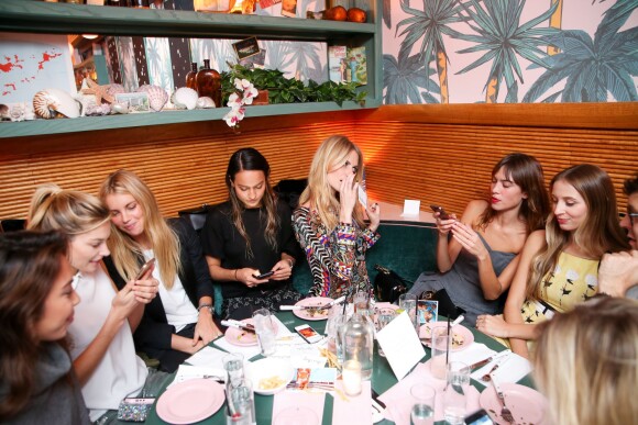 Jessica Hart, Poppy Delevingne, Alexa Chung et Harley Viera-Newton assistent au dîner d'annonce de la collection Solid & Striped x Poppy Delevingne à l'Happiest Hour. New York, le 12 novembre 2014.