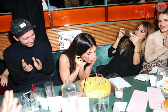 Julia Restoin-Roitfeld fête ses 34 ans à l'occasion du dîner d'annonce de la collection Solid & Striped x Poppy Delevingne à l'Happiest Hour. New York, le 12 novembre 2014.