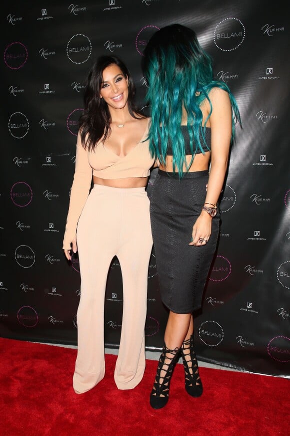 Kim Kardashian soutient sa demi-soeur Kylie Jenner en assistant à la soirée de lancement de sa ligne d'extensions capillaires, Kylie Hair Kouture. Beverly Hills, le 13 novembre 2014.