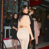 Kim Kardashian, ultrasexy en top décolleté et pantalon beiges, assiste à la soirée de lancement de Kylie Hair Kouture. Beverly Hills, le 13 novembre 2014.