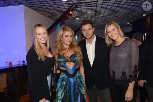 Roisin Galvin et Gareth Wittstock, frère de la princesse Charlene, entourent Paris Hilton lors des NRJ DJ Music Awards le 12 novembre 2014 à Monaco.