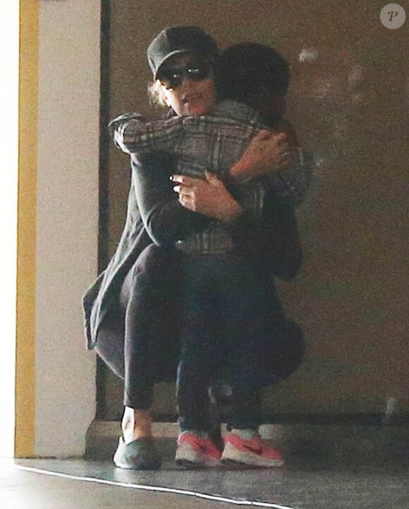Minute tendresse pour Charlize Theron et son fils Jackson à Los Angeles, le 15 novembre 2014.