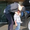 Charlize Theron couvre son fils Jackson de bisous à Los Angeles, le 15 novembre 2014.