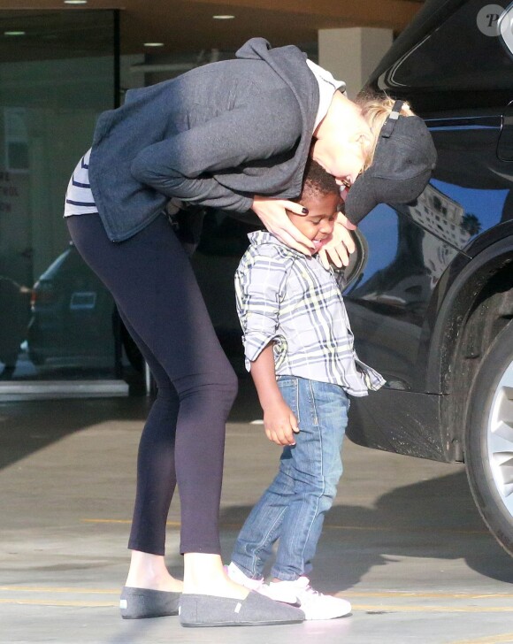 Charlize Theron couvre son fils Jackson de bisous à Los Angeles, le 15 novembre 2014.