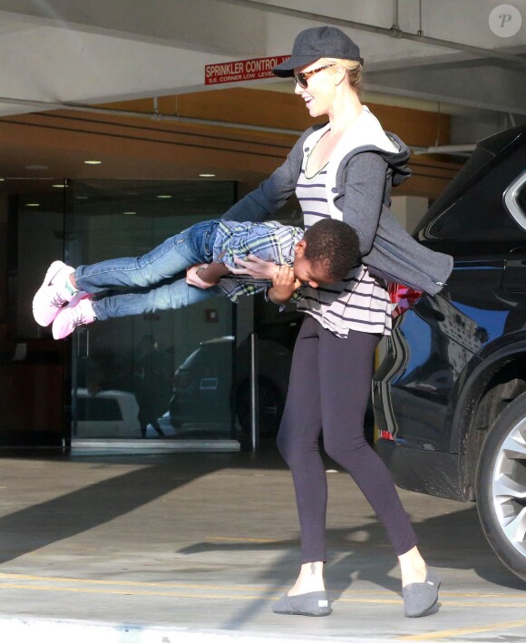 Charlize Theron et son fils Jackson s'amusent à Los Angeles, le 15 novembre 2014.