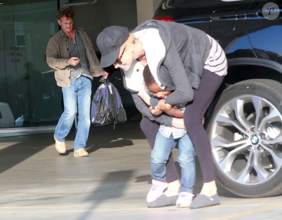Charlize Theron, son fils Jackson et son compagnon Sean Penn à Los Angeles, le 15 novembre 2014.