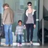 Charlize Theron, son fils Jackson et son compagnon Sean Penn à Los Angeles, le 15 novembre 2014.