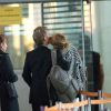 Exclusif - Charlize Theron et Sean Penn s'embrassent à l'aéroport Roissy-Charles-de-Gaulle. Le 10 novembre 2014.