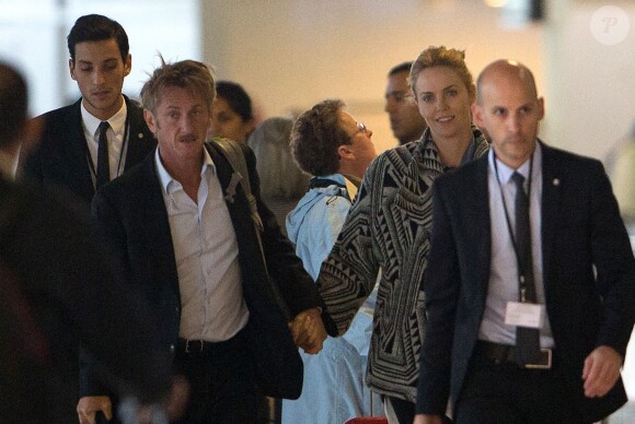 Exclusif - Charlize Theron et Sean Penn quittent Paris via l'aéroport Roissy-Charles-de-Gaulle. Le 10 novembre 2014.