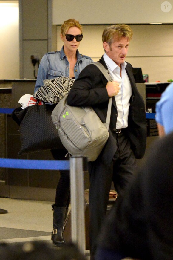 Charlize Theron et Sean Penn à l'aéroport LAX à Los Angeles, le 10 novembre 2014.