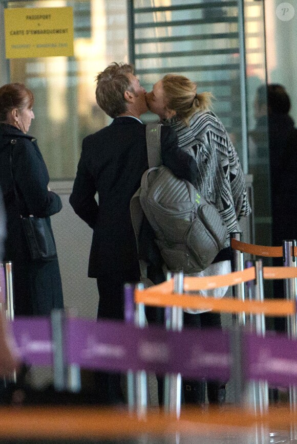 Exclusif - Charlize Theron et Sean Penn très amoureux avant de s'envoler pour les États-Unis de Roissy Charles de Gaulle 10/11/2014 - Paris