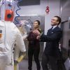La princesse Victoria et le prince Daniel de Suède ont visité un laboratoire de confinement botechnologique haute sécurité de niveau 4 à Solna, le 13 novembre 2014. On leur a notamment présenté les combinaisons spéciales utilisées par les chercheurs.