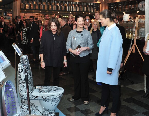 La princesse Victoria de Suède a eu l'occasion de découvrir 10 WC customisés lors de l'inauguration de l'exposition 'I Love Toa' à Stockholm, le 14 novembre 2014, sous l'égide de WaterAid, dont elle est marraine depuis 2011.