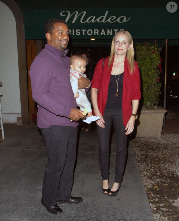 Alfonso Ribeiro, sa femme Angela Unkrich et leur fils Alfonso Lincoln Jr. Ribeiro sortent du restaurant Madeo à West Hollywood, le 25 février 2014, après un dîner. 