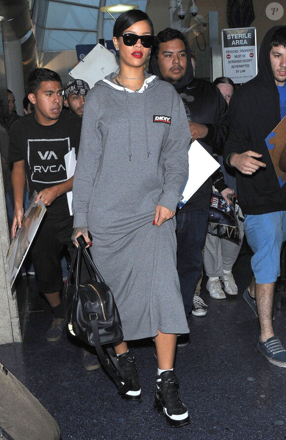 Rihanna arrive à l'aéroport de Los Angeles, le 14 novembre 2014.